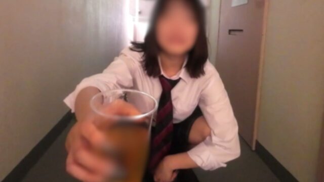 勝手に匂い嗅いだときの反応がかわいいｗ天真爛漫な黒髪JK携帯扇風機でニオイ拡散、パンツ見せつけ【放尿シーンありVer.追加】